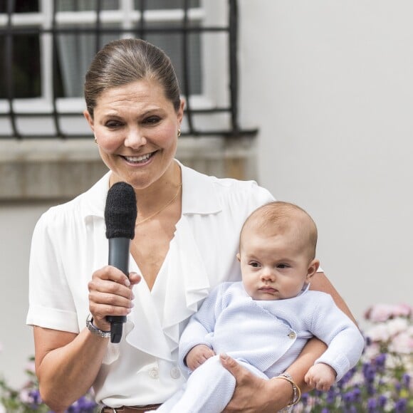 La princesse Victoria de Suède fêtait le 14 juillet 2016 son 39e anniversaire, rencontrant à la Villa Solliden des centaines de Suédois, entourée de son mari le prince Daniel, de leur fille la princesse Estelle, de leur fils le prince Oscar (dont c'était la première participation à un événement officiel) et de ses parents le roi Carl XVI Gustaf et la reine Silvia.