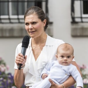 La princesse Victoria de Suède fêtait le 14 juillet 2016 son 39e anniversaire, rencontrant à la Villa Solliden des centaines de Suédois, entourée de son mari le prince Daniel, de leur fille la princesse Estelle, de leur fils le prince Oscar (dont c'était la première participation à un événement officiel) et de ses parents le roi Carl XVI Gustaf et la reine Silvia.