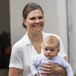 La princesse Victoria de Suède fêtait le 14 juillet 2016 son 39e anniversaire, rencontrant à la Villa Solliden des centaines de Suédois, entourée de son mari le prince Daniel, de leur fille la princesse Estelle, de leur fils le prince Oscar (dont c'était la première participation à un événement officiel) et de ses parents le roi Carl XVI Gustaf et la reine Silvia.