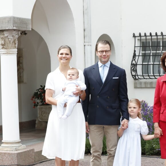 La princesse Victoria de Suède fêtait le 14 juillet 2016 son 39e anniversaire, rencontrant à la Villa Solliden des centaines de Suédois, entourée de son mari le prince Daniel, de leur fille la princesse Estelle, de leur fils le prince Oscar (dont c'était la première participation à un événement officiel) et de ses parents le roi Carl XVI Gustaf et la reine Silvia.