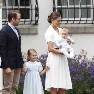 La princesse Victoria de Suède fêtait le 14 juillet 2016 son 39e anniversaire, rencontrant à la Villa Solliden des centaines de Suédois, entourée de son mari le prince Daniel, de leur fille la princesse Estelle, de leur fils le prince Oscar (dont c'était la première participation à un événement officiel) et de ses parents le roi Carl XVI Gustaf et la reine Silvia.