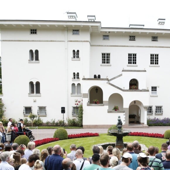 La princesse Victoria de Suède fêtait le 14 juillet 2016 son 39e anniversaire, rencontrant à la Villa Solliden des centaines de Suédois, entourée de son mari le prince Daniel, de leur fille la princesse Estelle, de leur fils le prince Oscar (dont c'était la première participation à un événement officiel) et de ses parents le roi Carl XVI Gustaf et la reine Silvia.