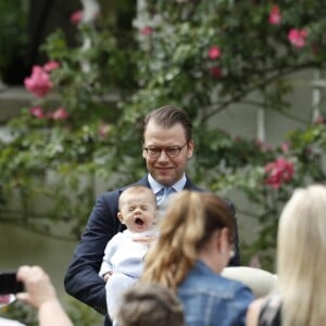 La princesse Victoria de Suède fêtait le 14 juillet 2016 son 39e anniversaire, rencontrant à la Villa Solliden des centaines de Suédois, entourée de son mari le prince Daniel, de leur fille la princesse Estelle, de leur fils le prince Oscar (dont c'était la première participation à un événement officiel) et de ses parents le roi Carl XVI Gustaf et la reine Silvia.