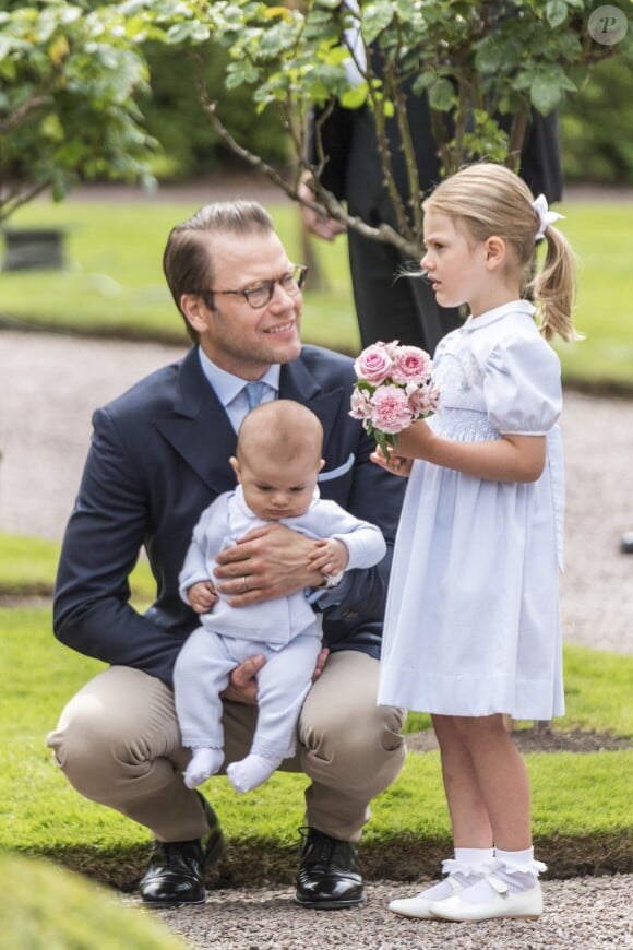 Le prince Oscar de Suède participait pour la première fois à un événement officiel de la famille royal le 14 juillet 2016 à l'occasion du 39e anniversaire de sa mère la princesse Victoria.