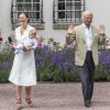 Le prince Oscar de Suède participait pour la première fois à un événement officiel de la famille royal le 14 juillet 2016 à l'occasion du 39e anniversaire de sa mère la princesse Victoria. Séquence cocasse : le roi Carl XVI Gustaf de Suède a théâtralement refusé de prendre son petit-fils dans ses bras !