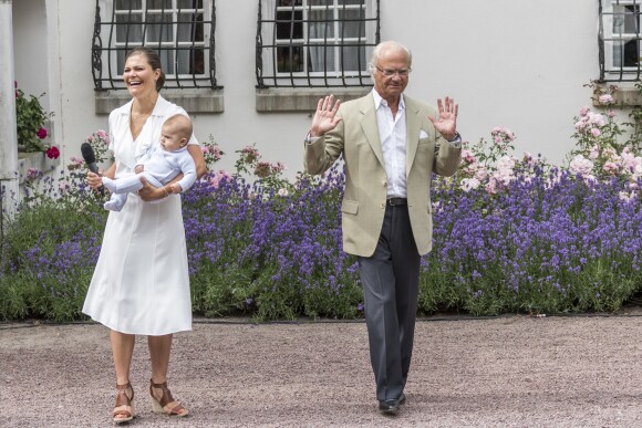Le prince Oscar de Suède participait pour la première fois à un événement officiel de la famille royal le 14 juillet 2016 à l'occasion du 39e anniversaire de sa mère la princesse Victoria. Séquence cocasse : le roi Carl XVI Gustaf de Suède a théâtralement refusé de prendre son petit-fils dans ses bras !