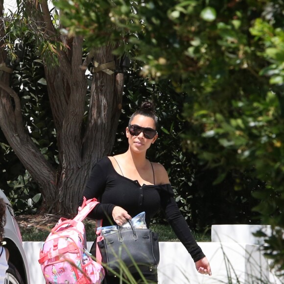 Kim Kardashian, son mari Kanye West et leur fille North se rendent chez des amis à Brentwood le 9 juillet 2016.