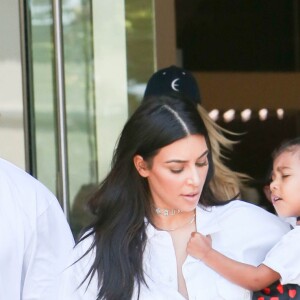 Kim Kardashian, son mari Kanye West et leur fille North West à Calabasas le 25 juin 2016.