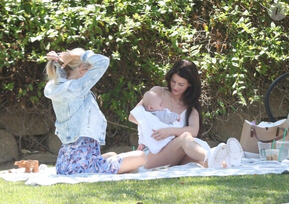 Exclusif - Briana Jungwirth et son fils Freddie Reign Tomlinson (dont le père est Louis Tomlinson, chanteur du groupe One Direction) déjeunent dans un parc avec une amie à Los Angeles le 16 mai 2016