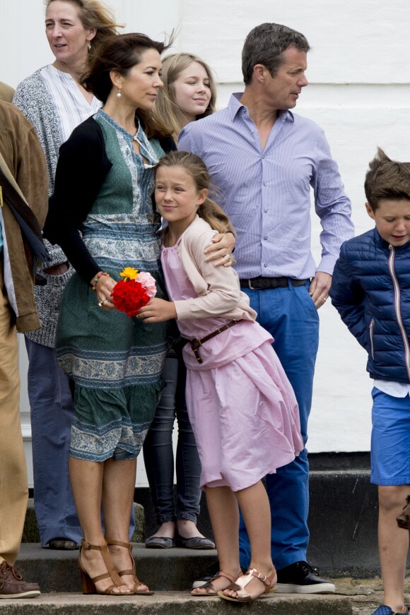 La princesse Alexandra, la princesse Mary, la princesse Isabella, Gräfin Ingrid, Le prince Frederik, le prince Christian - La famille royale de Danemark lors d'un photocall au palais de Grasten, le 15 juillet 2016.15/07/2016 - Grasten
