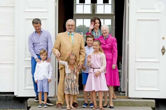 Le prince Frederik, le prince Vincent, la princesse Josephine, le prince Henrik, le prince Christian, la princesse Isabella, la princesse Mary, la reine Margrethe - La famille royale de Danemark lors d'un photocall au palais de Grasten, le 15 juillet 2016.15/07/2016 - Grasten