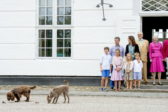 Le prince Christian, le prince Frederik, la princesse Isabella, la princesse Josephine, la princesse Mary, le prince Vincent, le prince Henrik, la reine Margrethe - La famille royale de Danemark lors d'un photocall au palais de Grasten, le 15 juillet 2016.15/07/2016 - Grasten