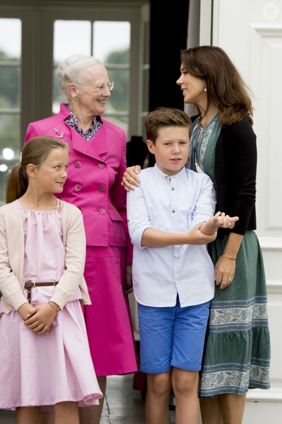 La princesse Isabella, la reine Margrethe, le prince Christian, la princesse Mary - La famille royale de Danemark lors d'un photocall au palais de Grasten, le 15 juillet 2016.15/07/2016 - Grasten