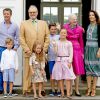 Le prince Frederik, le prince Vincent, la princesse Josephine, le prince Henrik, le prince Christian, la princesse Isabella, la reine Margrethe, la princesse Mary - La famille royale de Danemark lors d'un photocall au palais de Grasten, le 15 juillet 2016.15/07/2016 - Grasten