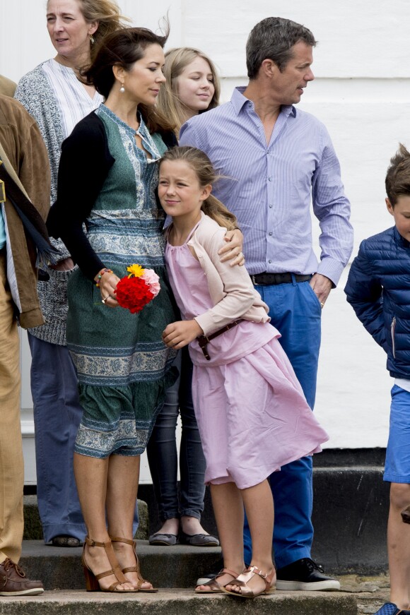 La princesse Mary, Le prince Frederik, la princesse Isabella - La famille royale de Danemark lors d'un photocall au palais de Grasten, le 15 juillet 2016.15/07/2016 - Grasten