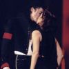 Michael Jackson et Lisa Marie Presley révèlent leur amour par un baiser sur la scène des MTV Vidéo Music Awards, en 1994.