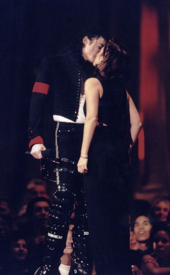 Michael Jackson et Lisa Marie Presley révèlent leur amour par un baiser sur la scène des MTV Vidéo Music Awards, en 1994.