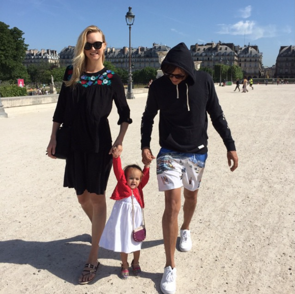 Gemma Ward, David Letts et leur fille Naia à Paris. Juin 2015.