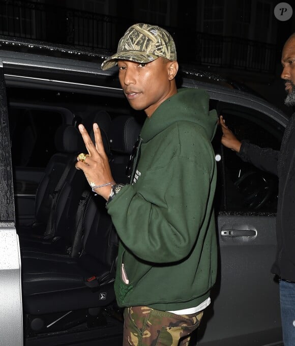 Pharrell Williams quitte le restaurant 34 Mayfair à Londres le 18 juin 2016.