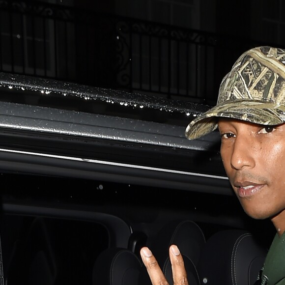 Pharrell Williams quitte le restaurant 34 Mayfair à Londres le 18 juin 2016.