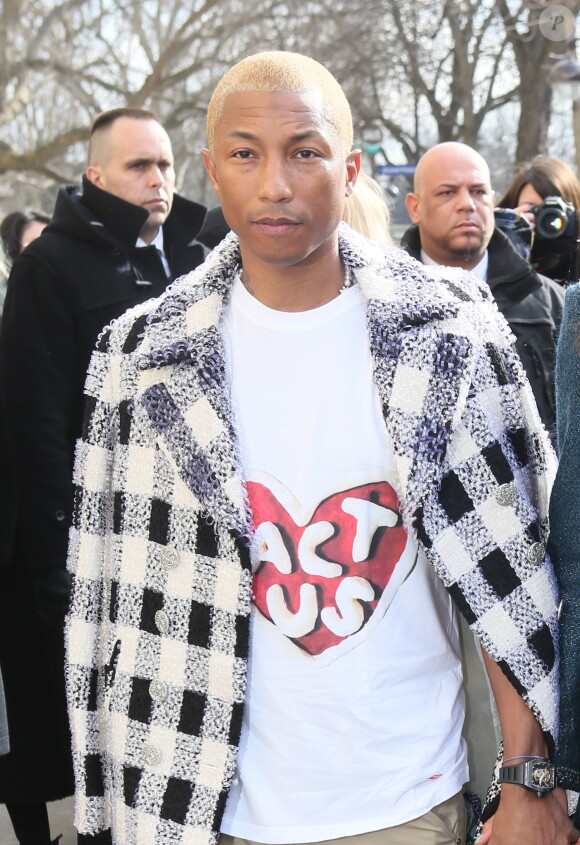 Pharrell Williams - Arrivées au défilé de mode prêt-à-porter "Chanel", collection automne-hiver 2016/2017, à Paris. Le 8 mars 2016