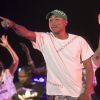 Pharrell Williams rendant hommage aux victimes de l'attentat de Nice, sur la scène du Festival des Vieilles Charrues le vendredi 15 juillet 2016