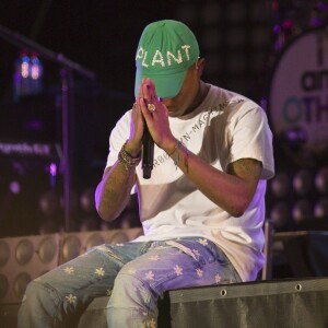 Pharrell Williams rendant hommage aux victimes de l'attentat de Nice, sur la scène du Festival des Vieilles Charrues le vendredi 15 juillet 2016