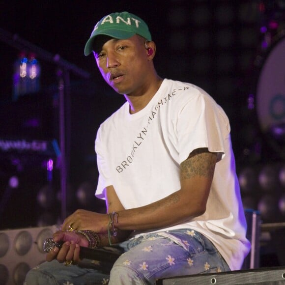 Pharrell Williams rendant hommage aux victimes de l'attentat de Nice, sur la scène du Festival des Vieilles Charrues le vendredi 15 juillet 2016