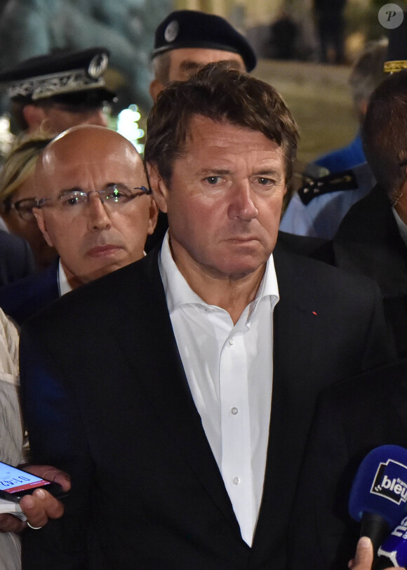 Christian Estrosi et le ministre de l'intérieur Bernard Cazeneuve en conférence de presse suite à l'attentat perpétré sur la promenade des Anglais lors du feu d'artifice par un camion qui a tué plus de 84 personnes à Nice le 15 juillet 2016.
