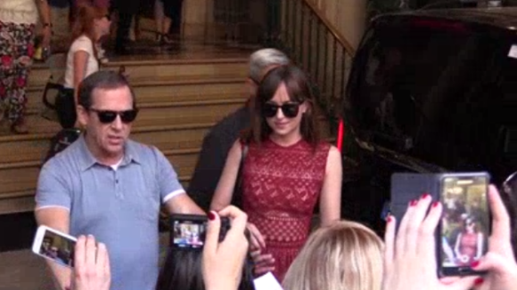 Jamie Dornan et Dakota Johnson à la sortie de leur hôtel, Boulevard des Capucines à Paris, le 18 juillet 2016.