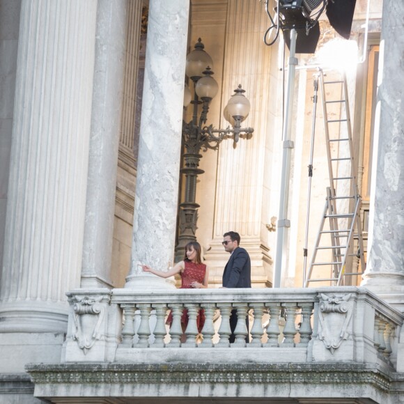 Dakota Johnson et Jamie Dornan tournent une scène du film "50 nuances plus sombres" sur le balcon de l'Opéra Garnier à Paris le 18 juillet 2016.