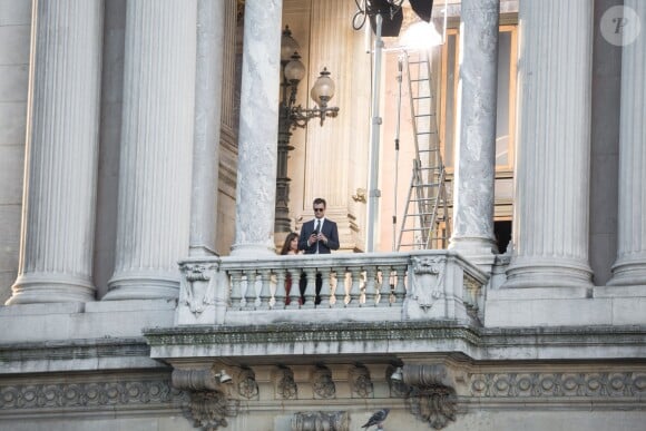 Dakota Johnson et Jamie Dornan tournent une scène du film "50 nuances plus sombres" sur le balcon de l'Opéra Garnier à Paris le 18 juillet 2016.