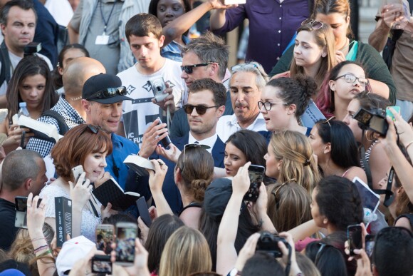 Jamie Dornan rencontre des fans à l'Opéra Garnier à Paris le 18 juillet 2016.