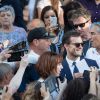 Jamie Dornan rencontre des fans à l'Opéra Garnier à Paris le 18 juillet 2016.