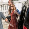 Dakota Johnson arrive sur le tournage du film "50 nuances plus sombres" à l'Opéra Garnier, Paris le 18 juillet 2016.