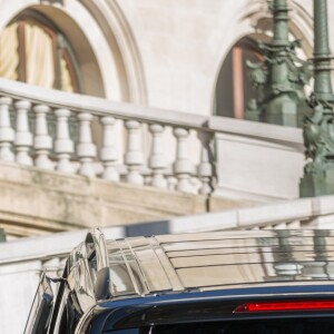 Dakota Johnson arrive sur le tournage du film "50 nuances plus sombres" sur le balcon de l'Opéra Garnier à Paris le 18 juillet 2016.