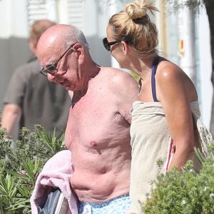 Rupert Murdoch et sa femme Jerry Hall profitent de leur journée sur une plage au Lavandou, le 18 juillet 2016 pendant leurs vacances.