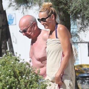 Rupert Murdoch et sa femme Jerry Hall profitent de leur journée sur une plage au Lavandou, le 18 juillet 2016 pendant leurs vacances.