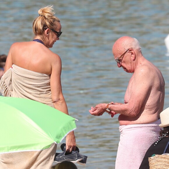 Rupert Murdoch et sa femme Jerry Hall profitent de leur journée sur une plage au Lavandou, le 18 juillet 2016 pendant leurs vacances.