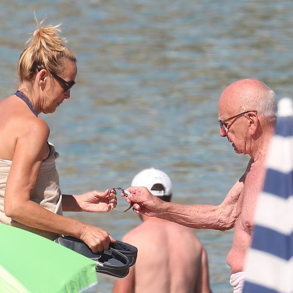 Rupert Murdoch et sa femme Jerry Hall profitent de leur journée sur une plage au Lavandou, le 18 juillet 2016 pendant leurs vacances.