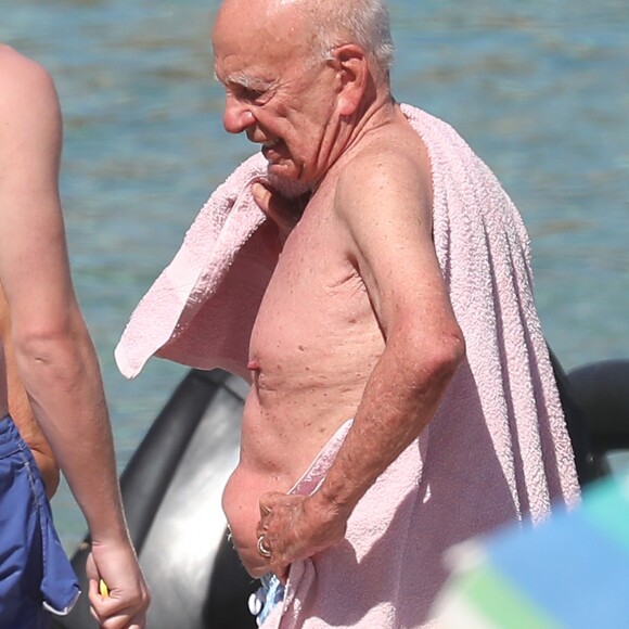 Rupert Murdoch et sa femme Jerry Hall profitent de leur journée sur une plage au Lavandou, le 18 juillet 2016 pendant leurs vacances.