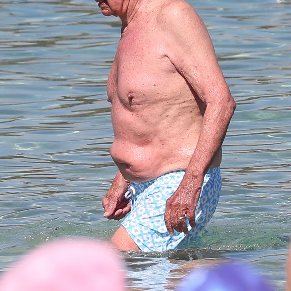 Rupert Murdoch et sa femme Jerry Hall profitent de leur journée sur une plage au Lavandou, le 18 juillet 2016 pendant leurs vacances.