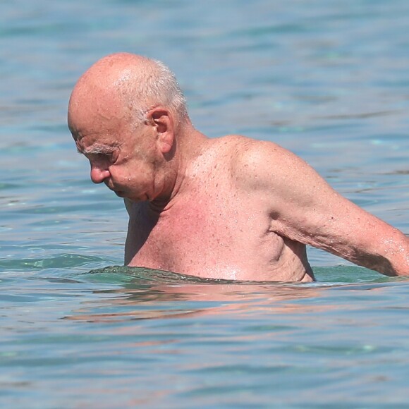 Rupert Murdoch et sa femme Jerry Hall profitent de leur journée sur une plage au Lavandou, le 18 juillet 2016 pendant leurs vacances.