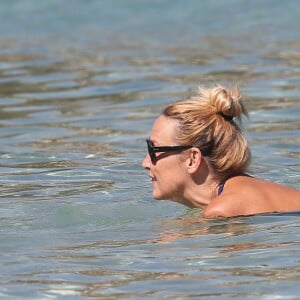 Rupert Murdoch et sa femme Jerry Hall profitent de leur journée sur une plage au Lavandou, le 18 juillet 2016 pendant leurs vacances.