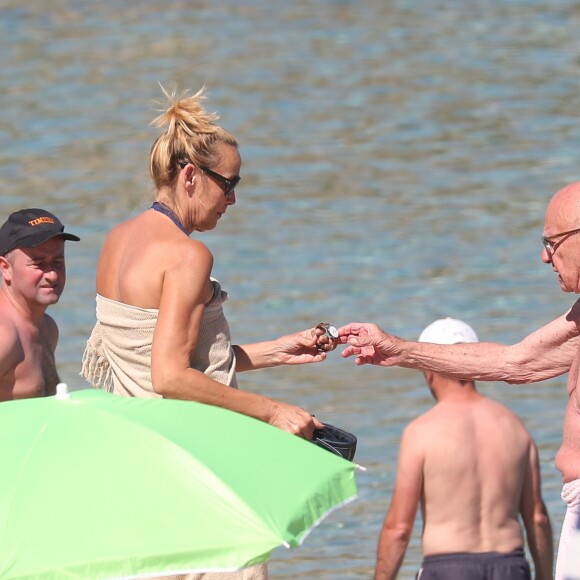 Rupert Murdoch et sa femme Jerry Hall profitent de leur journée sur une plage au Lavandou, le 18 juillet 2016 pendant leurs vacances.