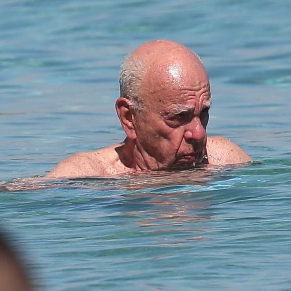 Rupert Murdoch et sa femme Jerry Hall profitent de leur journée sur une plage au Lavandou, le 18 juillet 2016 pendant leurs vacances.