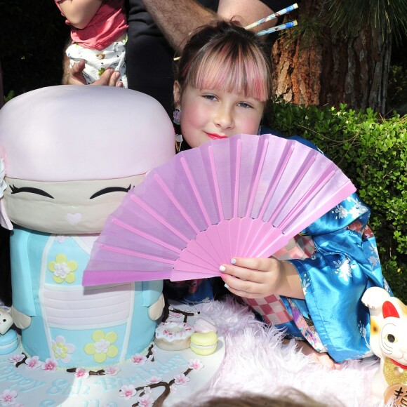 Dean McDermott et Tori Spelling ont organisé un goûter d'anniversaire sur le thème du Japon pour leur fille Stella qui fêtait ses 8 ans. Le couple était entouré de ses autres enfants Liam McDermott, Hattie McDermott, et Finn McDermott. Los Angeles, le 19 juillet 2016