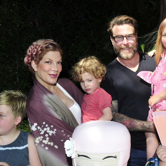 Dean McDermott et Tori Spelling ont organisé un goûter d'anniversaire sur le thème du Japon pour leur fille Stella qui fêtait ses 8 ans. Le couple était entouré de ses autres enfants Liam McDermott, Hattie McDermott, et Finn McDermott. Los Angeles, le 19 juillet 2016