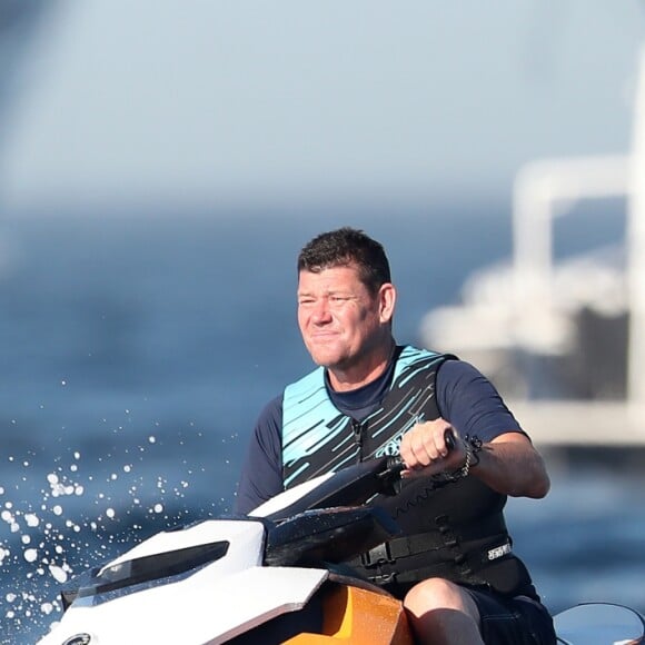 James Packer, le fiancé de Mariah Carey, fait du jet ski dans le golfe de Saint-Tropez, le 19 juillet 2016.