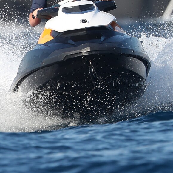 James Packer, le fiancé de Mariah Carey, fait du jet ski dans le golfe de Saint-Tropez, le 19 juillet 2016.